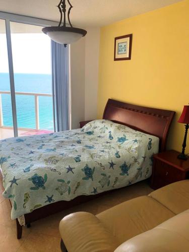 BeachFront Luxurious, Direct Ocean View - LaPerla, Miami in Sunny Isles Beach, USA