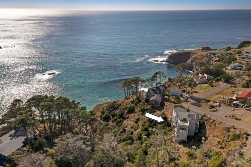 Seaflower Cove: Spacious 4bd waterfront retreat in Gualala (CA)