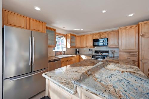 Seaflower Cove: Spacious 4bd waterfront retreat in Gualala (CA)