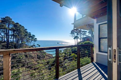 Seaflower Cove: Spacious 4bd waterfront retreat