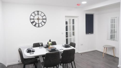 ETIHCITY - 3 Bedroom Semi - Free Parking near Etihad Stadium, Tourist attractions, Manchester City Centre, Transport and Motorway Links next to McDonald's - Sky n Netflix, Manchester (photo 7)