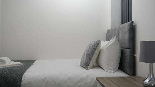 ETIHCITY - 3 Bedroom Semi - Free Parking near Etihad Stadium, Tourist attractions, Manchester City Centre, Transport and Motorway Links next to McDonald's - Sky n Netflix, Manchester (photo 4)