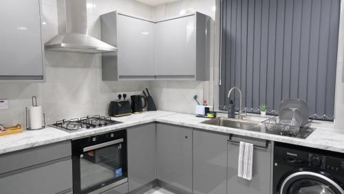 ETIHCITY - 3 Bedroom Semi - Free Parking near Etihad Stadium, Tourist attractions, Manchester City Centre, Transport and Motorway Links next to McDonald's - Sky n Netflix, Manchester (photo 8)