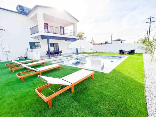 NEW, Lux Home, heated pool, 3 en suites!