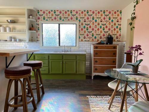 Bright studio w/yard and laundry, blocks to CPH - Arcata