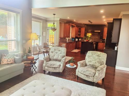 cozy large home in Surrey in Surrey, Canada