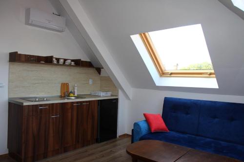 2 twin beds, 2 sofa beds