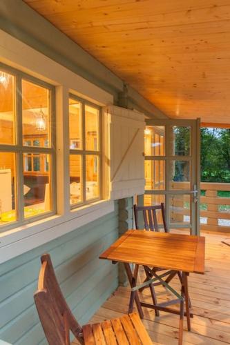 Family friendly sunny Log Cabin in Holt (Dorset)