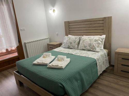 1 queen bed, 1 twin bed