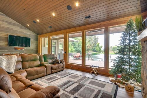 Luxurious Waterfront Retreat with Private Pond! thumb 3