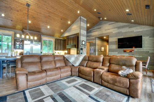 Luxurious Waterfront Retreat with Private Pond! thumb 4