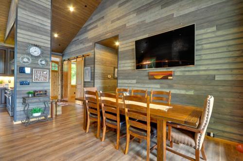Luxurious Waterfront Retreat with Private Pond! detail