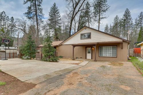 Charming Lakehead Cabin Walk to Shasta Lake!