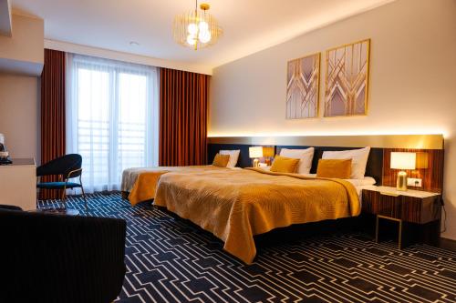 1 queen bed, 1 twin bed