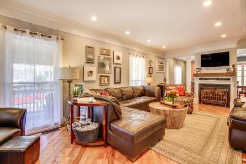 Spacious Home about 4 Blocks to Asbury Park Beach! in 阿斯伯里公園