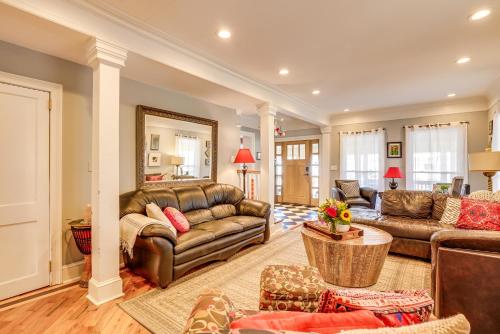 Spacious Home about 4 Blocks to Asbury Park Beach! in 阿斯伯里公園