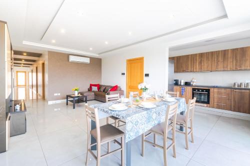 New Spacious Apartment 3 Bdr 2 Bth Balcony 7 2