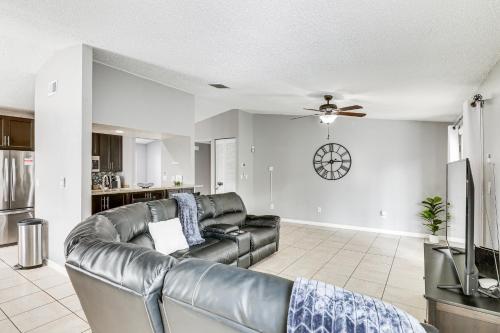 Modern Brandon Escape Near Downtown Tampa Bay - image 7