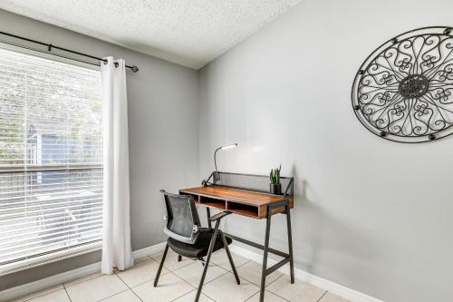 Modern Brandon Escape Near Downtown Tampa Bay - image 12