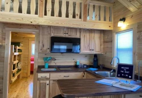 Unique Cabin Near Surf City with Loft and Parking image