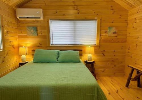 Rustic Cabin with loft in Surf City with Parking in Surf City, Vereinigte Staaten von Amerika