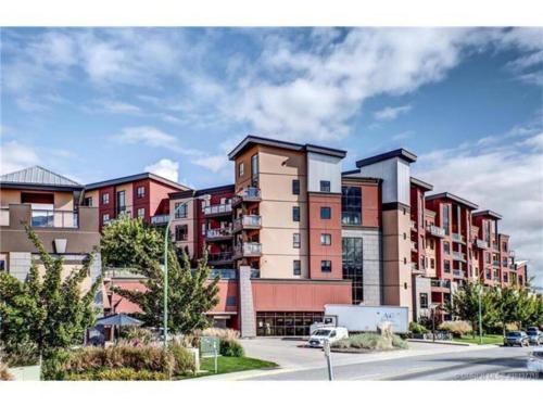 Upscale Resort Stay! Private+Peaceful on Creekside in Kelowna, Canada