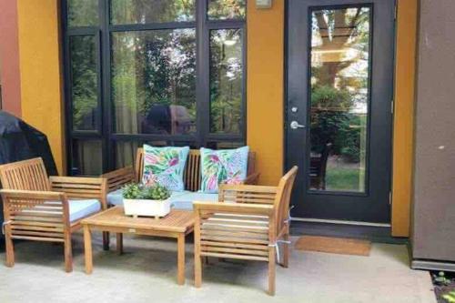 Upscale Resort Stay! Private+Peaceful on Creekside in Kelowna, Canada