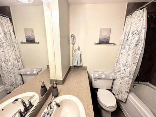 Upscale Resort Stay! Private+Peaceful on Creekside in Kelowna, Canada