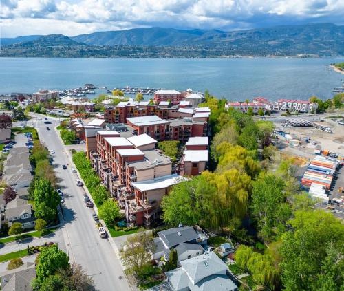 Upscale Resort Stay! Private+Peaceful on Creekside in Kelowna, Canada