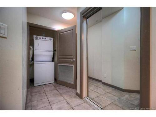 Upscale Resort Stay! Private+Peaceful on Creekside in Kelowna, Canada