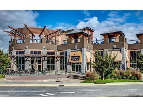 Upscale Resort Stay! Private+Peaceful on Creekside in Kelowna, Canada
