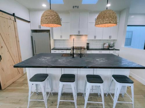 Konyha, New Luxurious Home! Hot Tub! 2 min walk to Beach! in Oceano (CA)