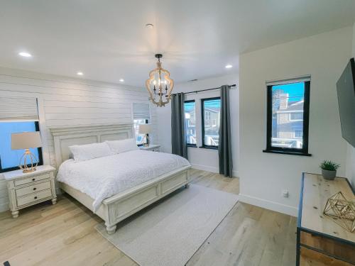 New Luxurious Home! Hot Tub! 2 min walk to Beach! in Oceano (CA)