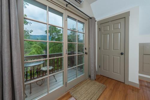 Sparrow Cottage Charming Arts & Crafts Cottage in Black Mountain, USA