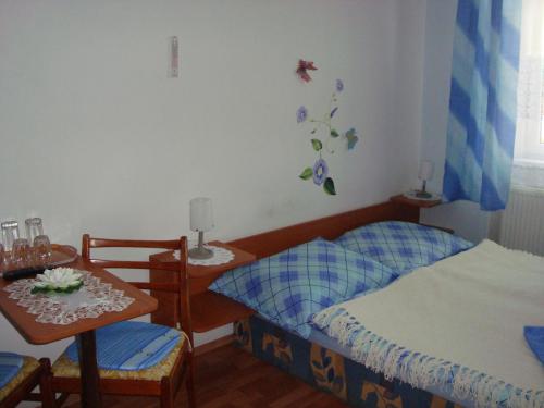 5 twin beds