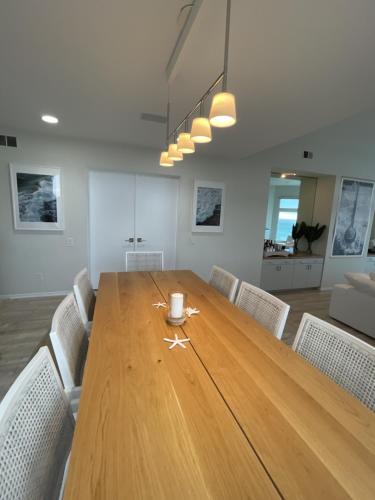 Ocean Front Penthouse Spacious 4 Bedroom Beach Home in Manhattan Beach, USA