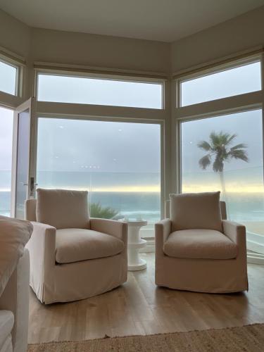 Ocean Front Penthouse Spacious 4 Bedroom Beach Home in Manhattan Beach, USA