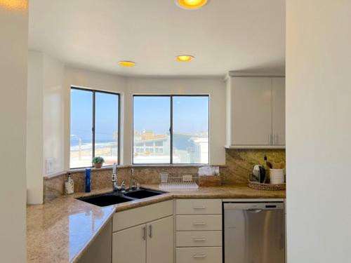 Ocean Front Penthouse Spacious 4 Bedroom Beach Home in Manhattan Beach, USA
