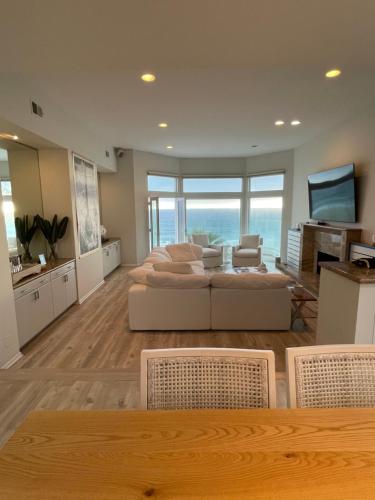 Ocean Front Penthouse Spacious 4 Bedroom Beach Home in Manhattan Beach, USA