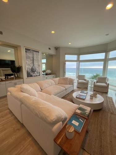 Ocean Front Penthouse Spacious 4 Bedroom Beach Home in Manhattan Beach, USA