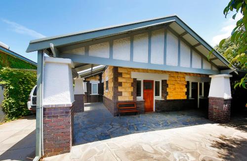 BRIGHTON HAVEN a self-contained modern bungalow - Tap to explore photos