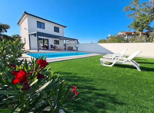 Holiday house with a swimming pool Fratrici, Umag - 22401