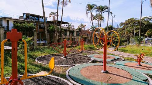 Játszótér, Local home en El Eden Tropical in La Tebaida