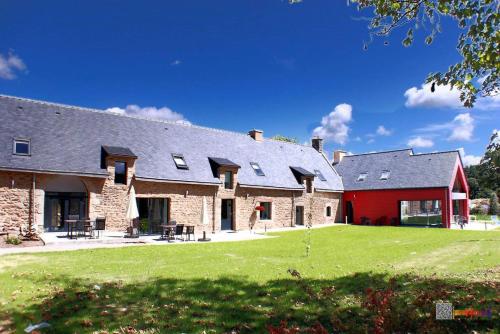 Propriete de 2 chambres avec piscine partagee terrasse et wifi a Theix