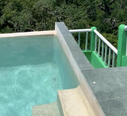 Úszómedence, Studio with swimming pool at 12 m height over jungle in Chemuyil