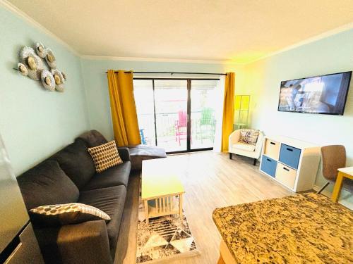 Beautiful newly renovated beachfront condo at Casa Del Mars in Galveston, USA