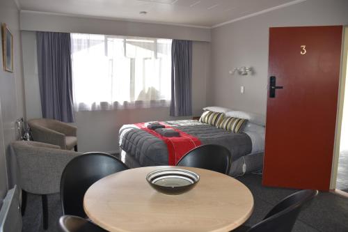 1 double bed, 2 twin beds