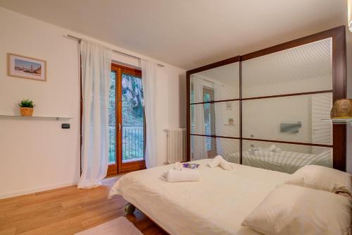 Lenni Apart Swimming Pool and lake - Happy Rentals