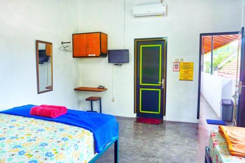 Sonosewu Guesthouse Syariah Room Type - Twin Room