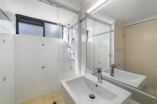 Windward 4, 3 bedroom unit ocean front, Mooloolaba (photo 9)